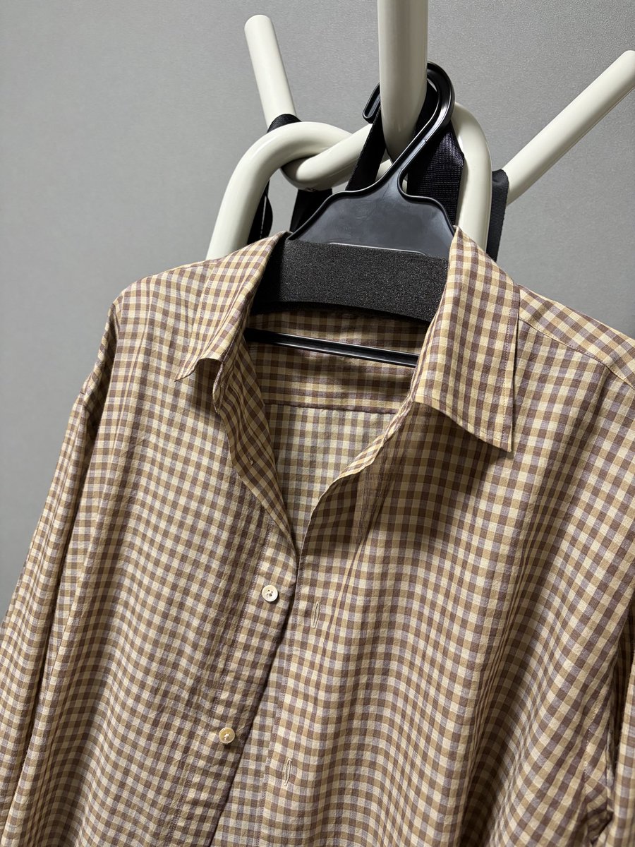 smart_clothes1's tweet photo. AURALEEのギンガムチェック、セールでレディースサイズだけ残ってて、サイズ表的に余裕で着れそうやったから30%引きで購入。 https://t.co/a82P0PBzHj