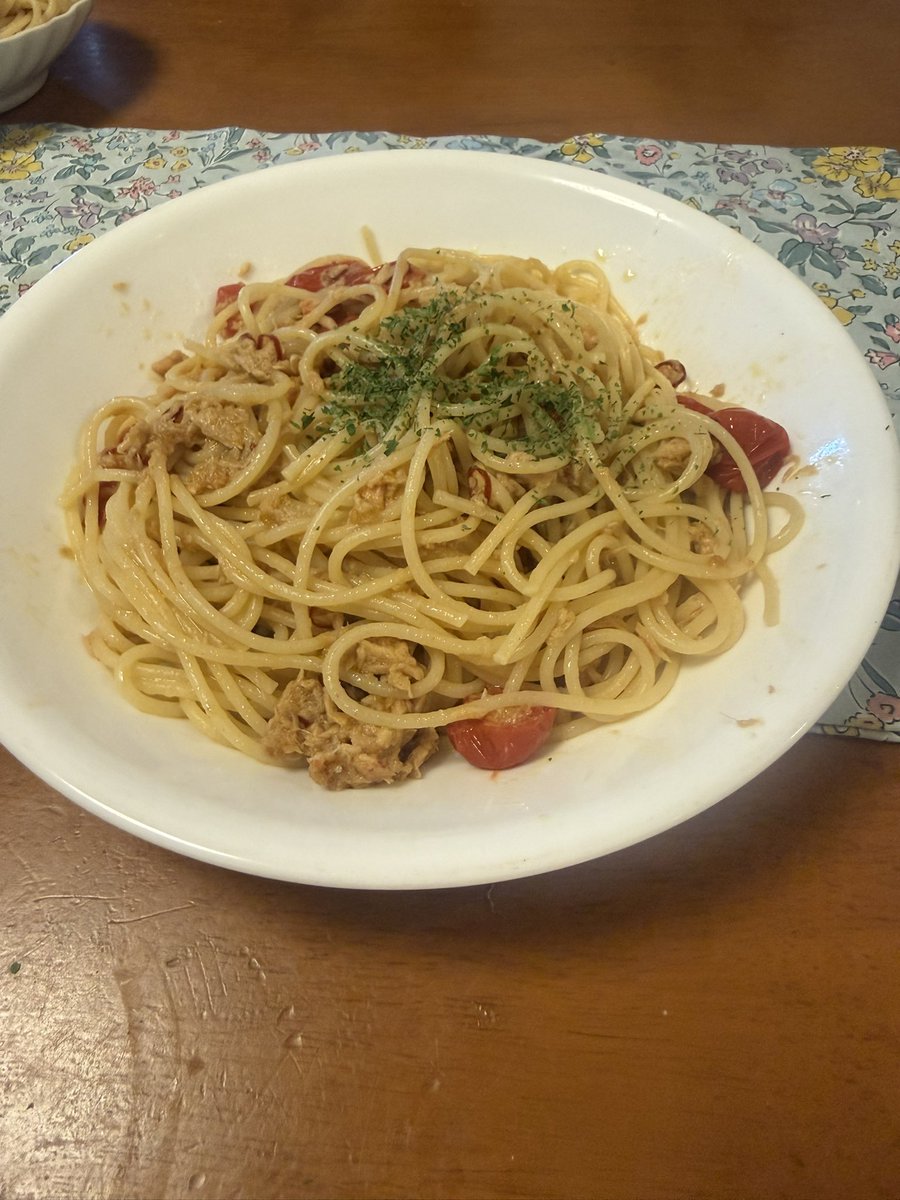 petitkuma's tweet photo. お昼ごはんを忘れてたな。まあ、ツナとミニトマトのパスタ。おじさんが食べるの謎だけど。
#パスタ #お昼ごはん https://t.co/U1DpalPjz7
