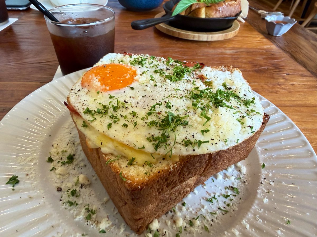 dct_huu's tweet photo. 久しぶりのモーニング☀️
トーストと悩んで、クロックマダム🍞
想像以上にパンが大きくて、朝から食べられるかと思ったけど、美味しいのに味は濃過ぎず、ペロリ😋
休日の朝に早起きして食べるモーニングはやっぱり最高💕👍 https://t.co/vQWlE4FJ60