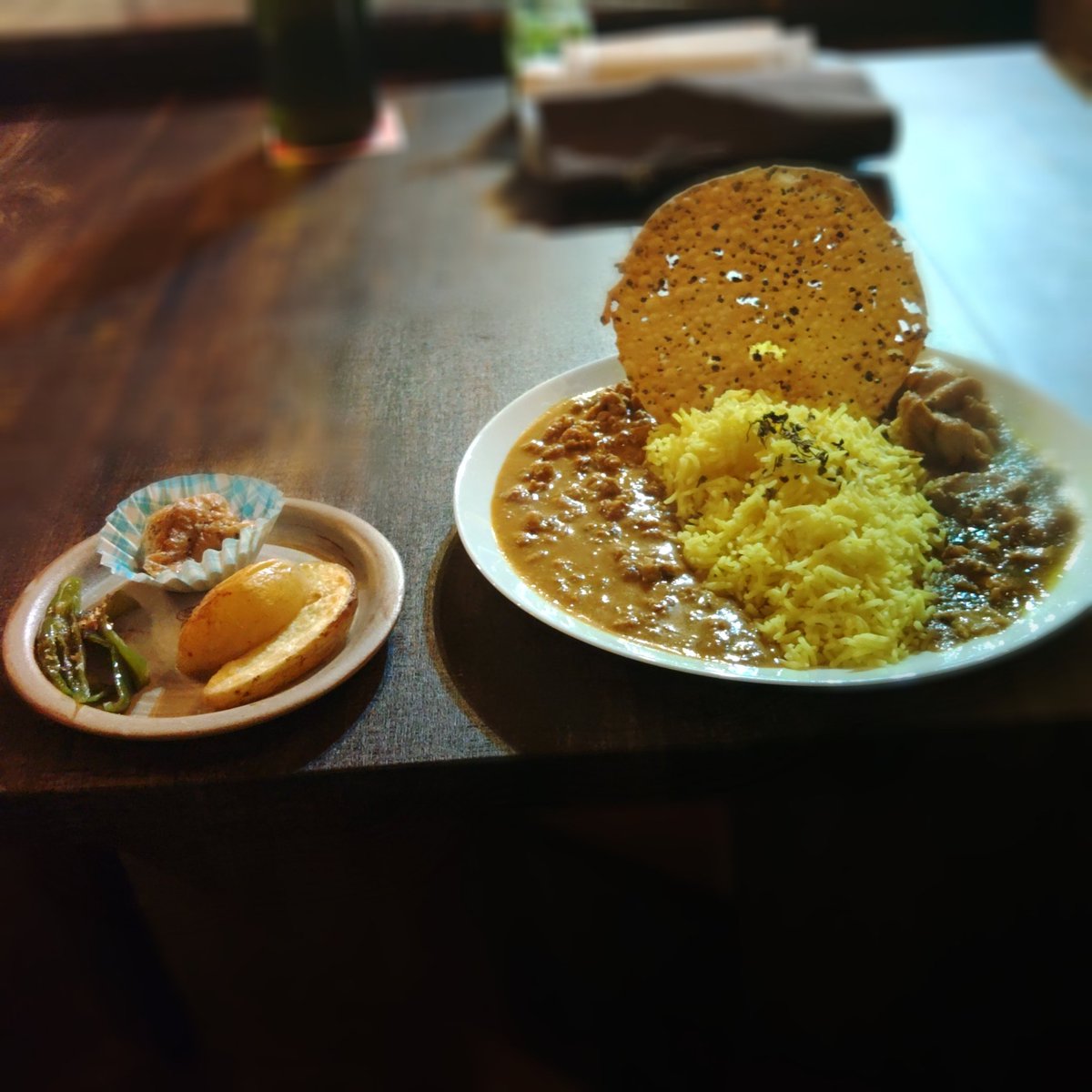 r_rogosu's tweet photo. 今日のスパイスダンジョン深層

まず付け合わせのピーマンと厚揚げが美味しい

カレーリーフシャバチキン
粗びきポークキーマビンダルWithココナッツ&amp;ナッツ

シャバはカレーリーフの不思議な風味とチキンの旨味
長い名前はひき肉がゴロゴロでやさしい味わいと食べ応えがありました

体に染みるカレー https://t.co/wLX5dZpRGS