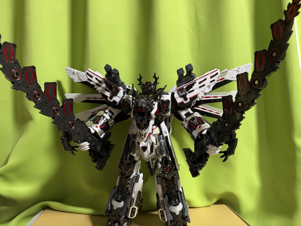 nobuo753's tweet photo. @masatetu8 ガッチリ持たせられてるわけじゃ無いので長時間持たせておくのはあまり良く無いかもですが、
指が独立可動するのでそこに掴ませてあげて、龍の前足パーツを腕に沿わせる形で押さえてあげれば持たせられます。
半分に割って双剣みたいにしてあげれば割と掴めますよ https://t.co/1NzJTN4vaP