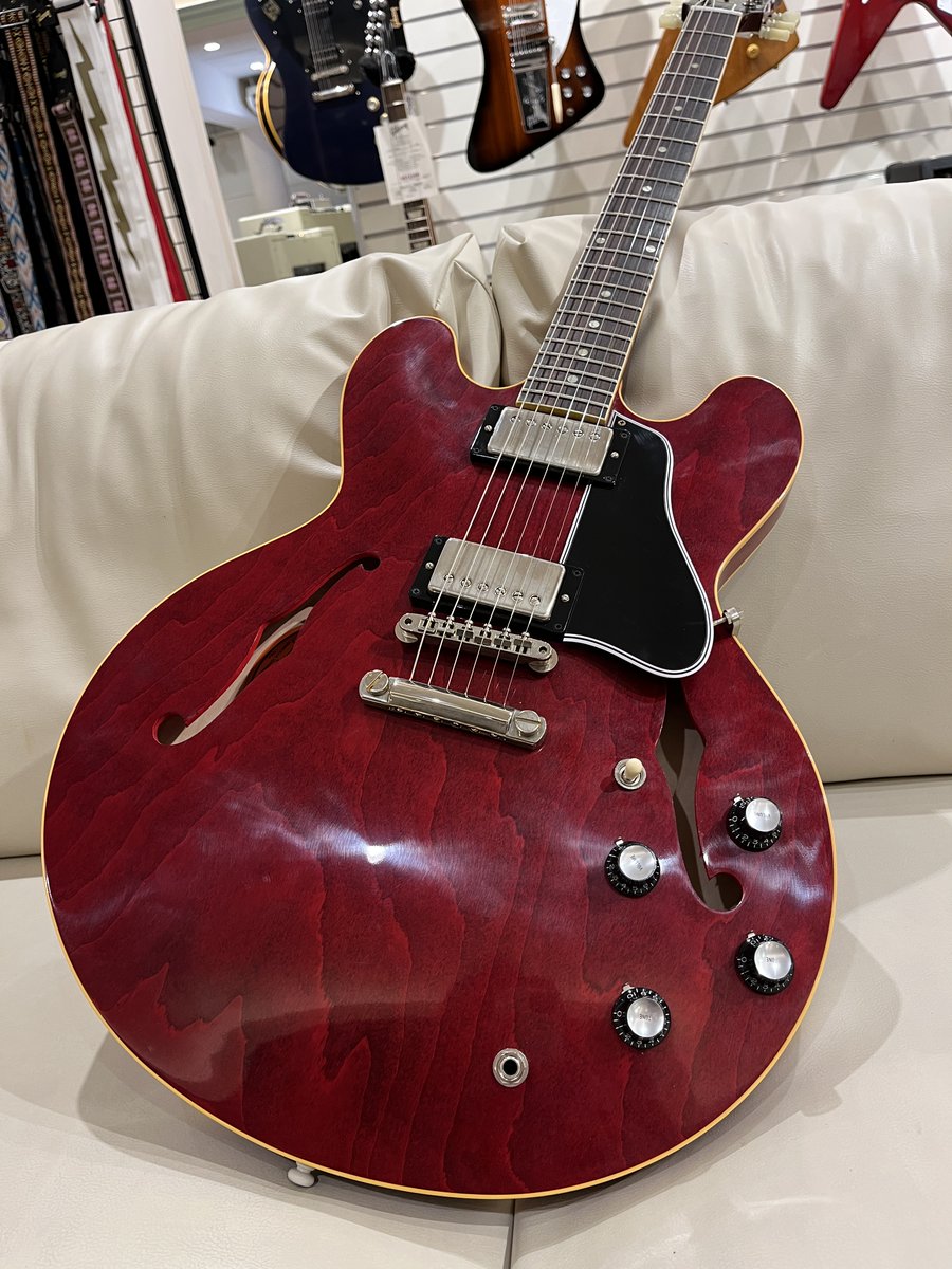 mikiame's tweet photo. 【Gibsonフロア今日のチラ見せ👀】
〜1961 ES-335 Reissue Wildwood Spec Viking Red VOS〜
海外ディーラースペック採用の特別な1本‼️
深みのあるチェリーが渋かっこいいルックスです‼️
是非ご検討の程を👇
商品ページ
https://t.co/mgHnNJCgML
#mikigakki #Gibson #エレキギター #amemura https://t.co/ny7KXMeY1y