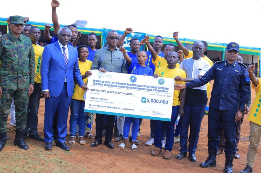 IGIHE's tweet photo. Abatuye ku Kirwa cya Gihaya mu Karere ka Rusizi n’abatuye ku Kirwa cya Kirehe mu Karere ka Nyamasheke, bashimiye inzego z’umutekano zabahaye ubwato bubiri, bavuga ko bugiye gukuraho imbogamizi bahuraga nazo zirimo kubura uko bageza abarwayi kwa muganga no kugorwa n’ubuhahirane.

➡️https://t.co/fdWJGFUOsh