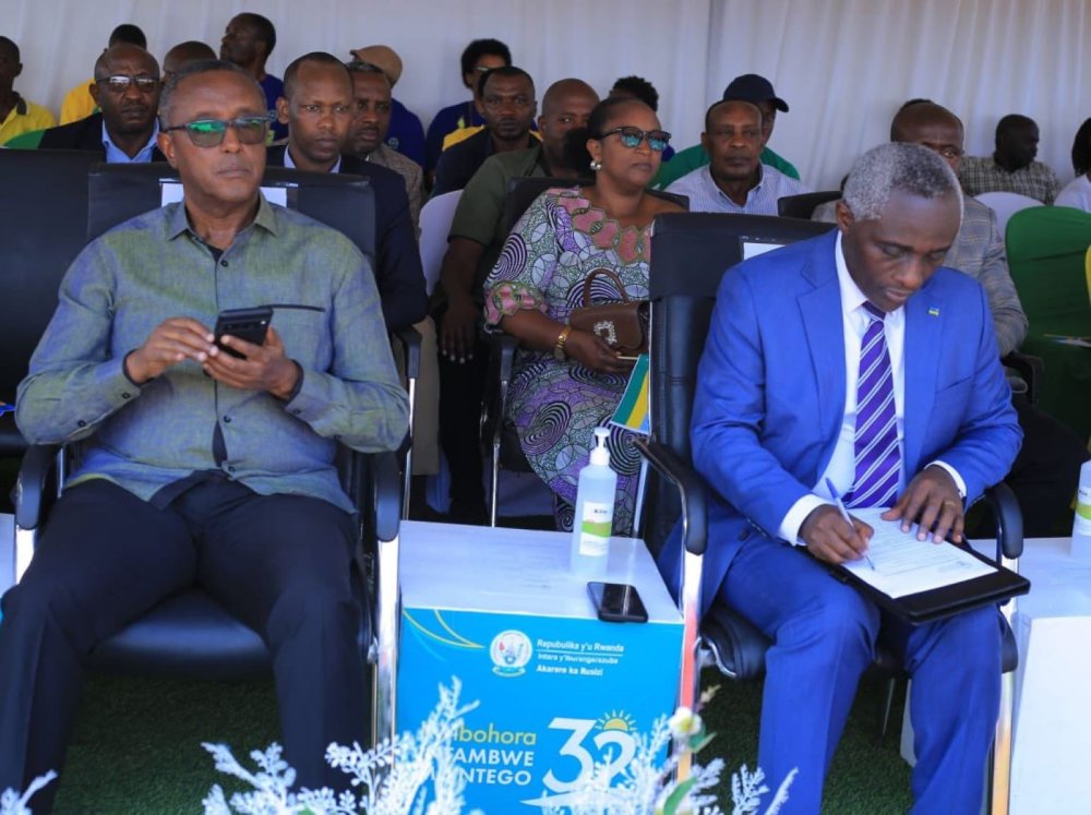 IGIHE's tweet photo. Abatuye ku Kirwa cya Gihaya mu Karere ka Rusizi n’abatuye ku Kirwa cya Kirehe mu Karere ka Nyamasheke, bashimiye inzego z’umutekano zabahaye ubwato bubiri, bavuga ko bugiye gukuraho imbogamizi bahuraga nazo zirimo kubura uko bageza abarwayi kwa muganga no kugorwa n’ubuhahirane.

➡️https://t.co/fdWJGFUOsh