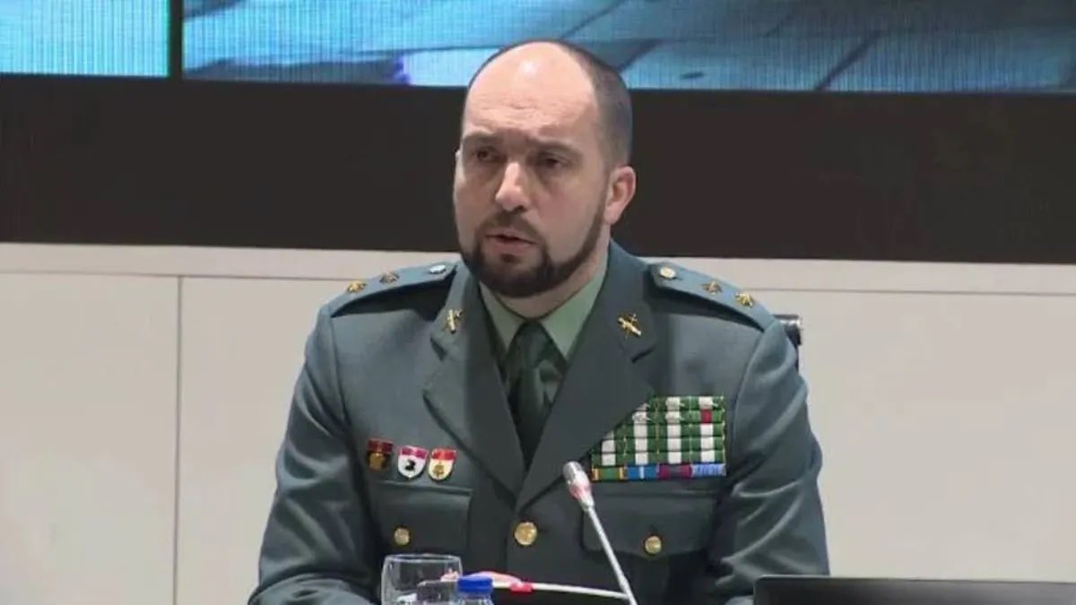 Motard8559's tweet photo. En Tte. Coronel Balas, al que Leire la Fontanera del PSOE quería muerto le llega por núm de escalafón ascender a Coronel y solicita continuar en la UCO para terminar su Trabajo limpiando Cloacas.
Estás de acuerdo en que continúe?.🤨🇪🇸 https://t.co/dfFuV845cx