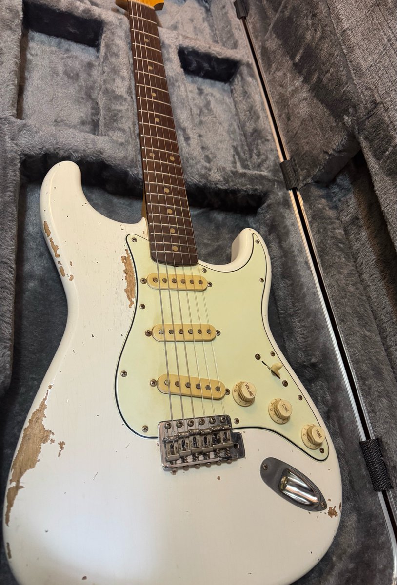 Resare_p's tweet photo. MY NEW GEAR

ギター工房でオーダーしたギターをようやくお迎えできた！
レリックも音も自分好みで大変満足🎸

私と一緒にこれからガシガシ音楽を奏でてもらいます。 https://t.co/SV1pxiv6D5