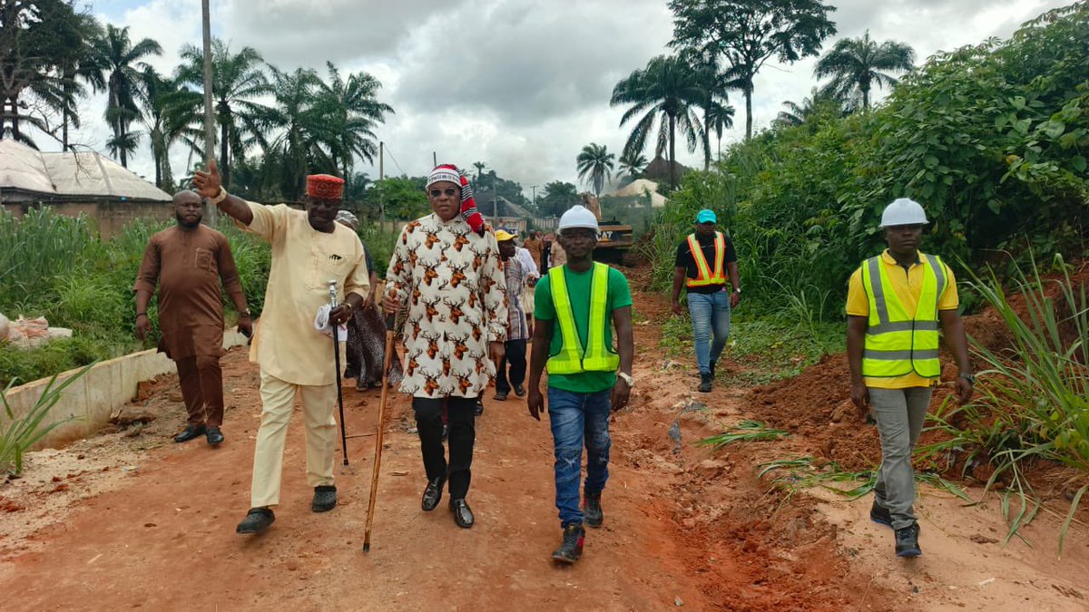 AbiaFloodEroson's tweet photo. Hon. Obi Aguocha and Hon. Kingsley Agomoh inspect ongoing stormwater management works, reaffirming support for sustainable erosion control across Abia State.#FloodControl #ErosionControl #AbiaState #MinistryOfEnvironment #Sustainability #Stormwatermanagement https://t.co/PydKd1FaCu