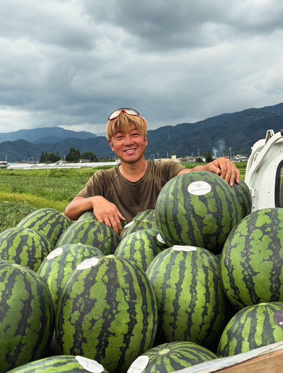 hiro19860317's tweet photo. 今年も始まりましたよ🍉
毎年試行錯誤しながらより美味しいスイカ作りに精を出してます❗️
今年の最初のスイカは糖度12%くらいですが酸味とシャリ感のバランスはバッチリです👌
もっと暑くなればもっと糖度も乗ってくるはず🙆‍♂️
BASEも準備中ですので、今年も沢山のご注文よろしくお願いします😊 https://t.co/27vZW5xZys