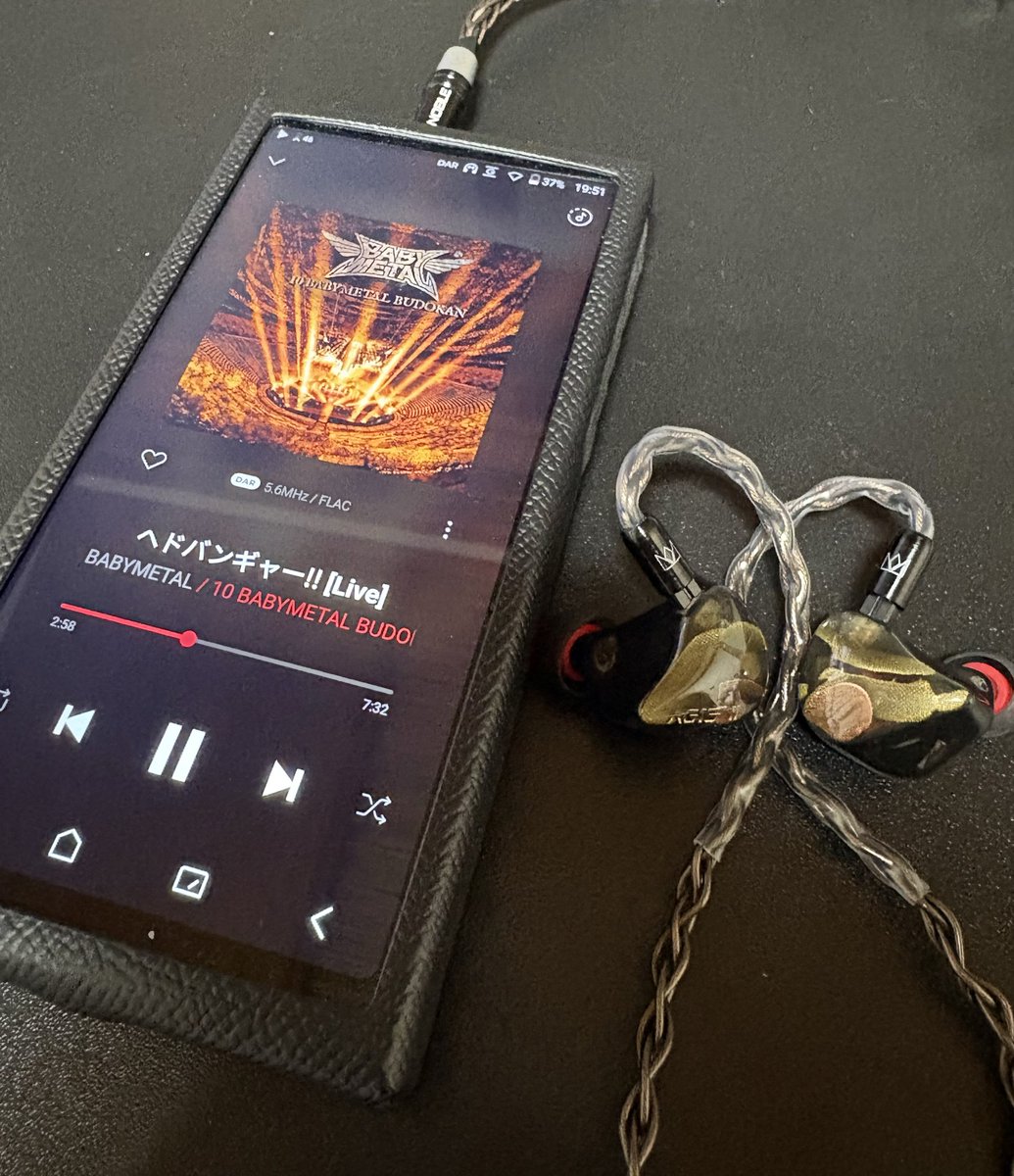 mojage_no_Oyaji's tweet photo. 夜オデ開始🎧
・PD10＋NOBLE AGIS Ⅱ
・『ヘドバンギャー!!』：BABYMETAL

元々奥行きを感じる音質な気がするので少し音量を上げてやるとライブ会場の臨場感が出ていい感じに🎧🎤🎸🥁

#AstellnKern  #NOBLE_AUDIO
#BABYMETAL https://t.co/fbmIErHYbP