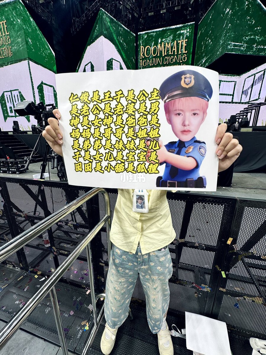 yellowwoodland's tweet photo. all the nicknames of renjun in one banner😭

"renjun is a prince. princess, hubby, wifey, male god, goddess, daddy, mommy, big bro, big sis, little bro, little sis, son, daughter, baby, tuantuan (cutie), kitten and fox" https://t.co/1KniVGtkaL