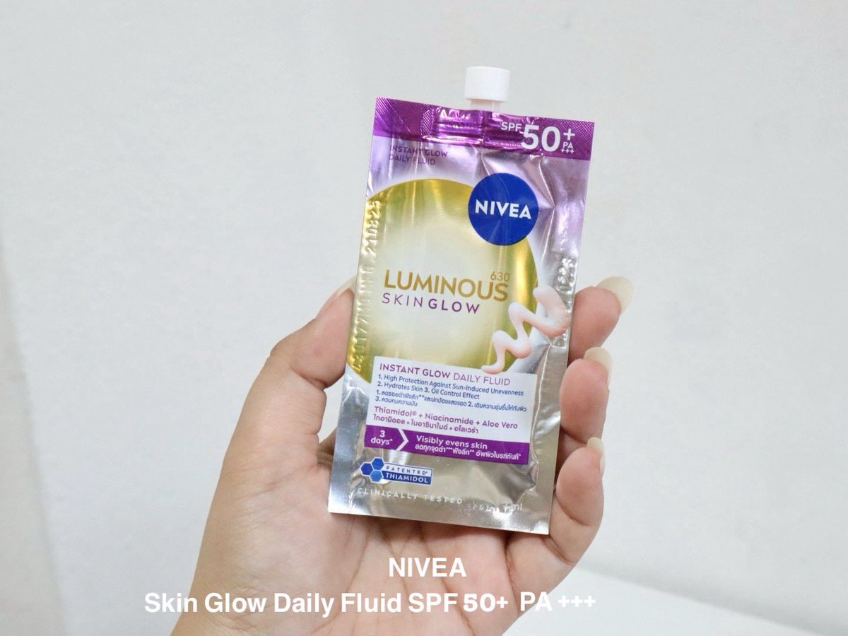 yingpeereview's tweet photo. ลองแบบซองแล้วอยากได้แบบขวดเลยอ่ะ! NIVEA Skin Glow Daily Fluid SPF50+ PA+++💟 กันแดดเนื้อเซรั่มสูตรนี้คืองัดผิวมากก หลังสงกรานคือผิวหมองไม่ไหว สู้แดดสู้ลมเกิน แต่ใช้ซองนี้แล้วผิวกลับมา กระจ่างใสสุขภาพดีไวมาก เพราะมี ไทอามิดอลลดรอยดำ และ ไนอาซินาไมด์ลดจุดดำเกิดใหม่ มี SPF50+ ปกป้องผิว แล้วเนื้อสบายผิวอะ ไม่กวนเมคอัพแบบใช้เป็น daily skincare ได้เลย ชอบบ