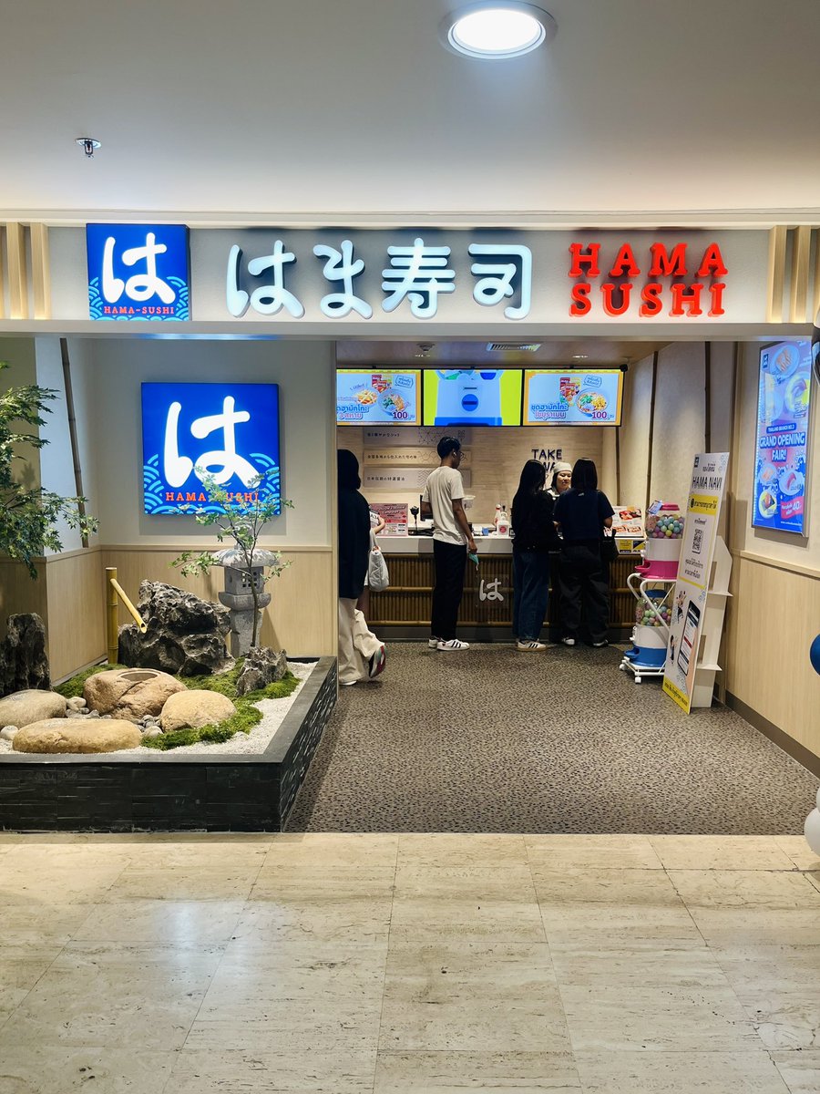 seinanana's tweet photo. ついに「はま寿司」に行ってきた！
去年タイに1号店ができて今年8月には4店舗目ができるらしい👏🏻
先月できたばかりのMBKの店に行ってきたんだけど、予約して行ったらすぐ入れた！
しかもオーダーしてすぐ届くから30分で食べ終わった😂
トロ2枚重ね80Bがとろけるほど美味しかったよ〜🫶🏻 https://t.co/GWd4p12u7k