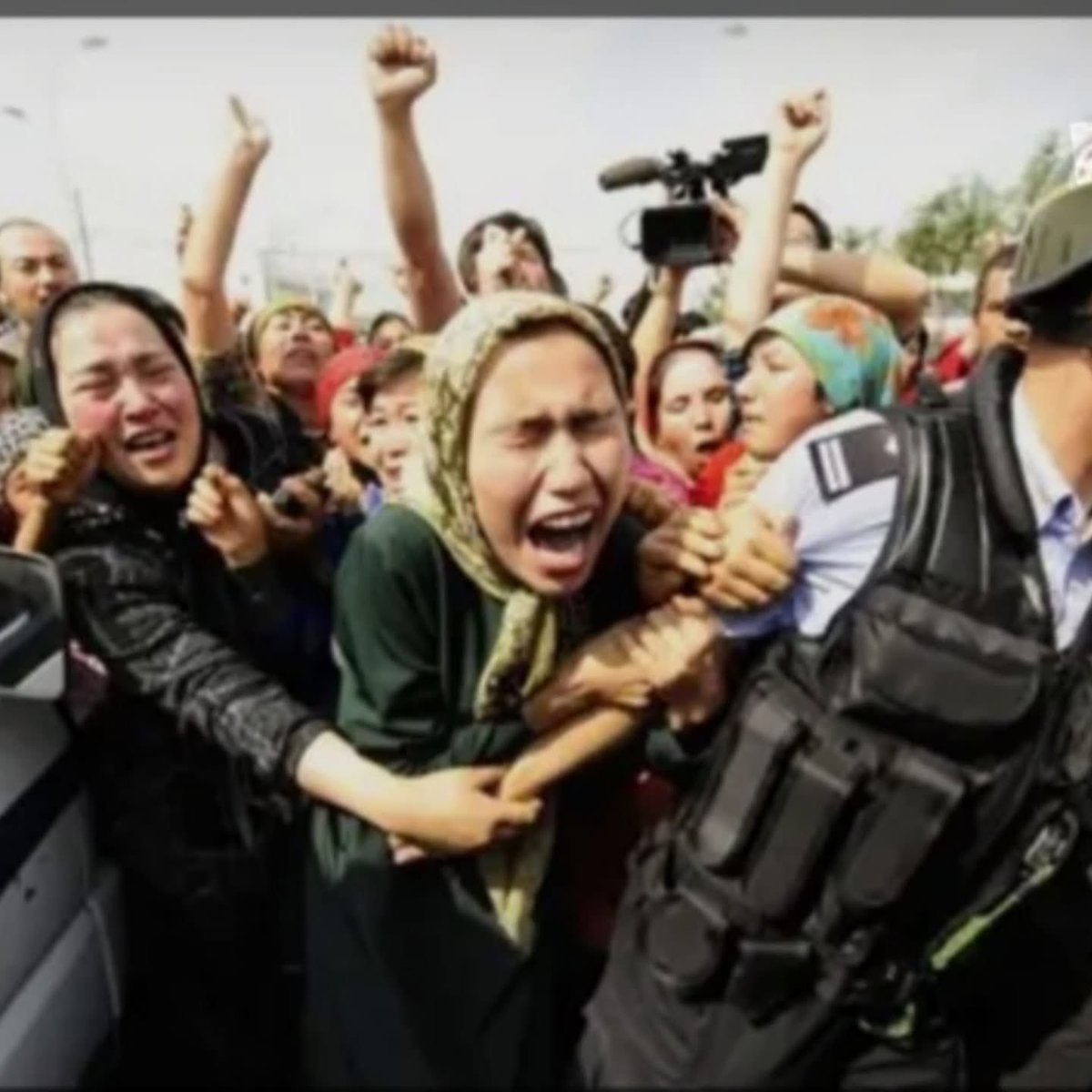 seyittumturk7's tweet photo. Bugün 5 Temmuz ürümçi katliamının yıl dönümü.  Biz türkiyedeyiz. 
Siz kardeşlerimiz Çin işgal ve soykırımındaki Atayurt Doğu Türkistanda. 
Ama kalbimiz ruhumuz, Çin’e karşı nefretimizde bir. 
Doğu Türkistan bağımsız olana dek sarsılmaz irademizde bir.
Seyit Tümtürk 
DTMM Başkanı https://t.co/FL1Dwalv9H