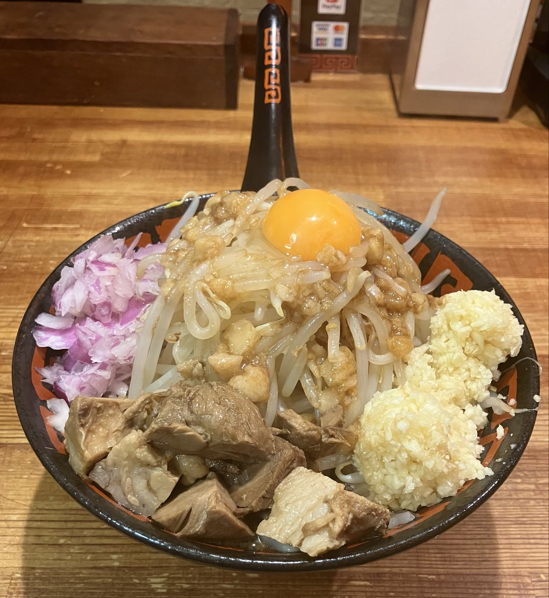 Dastun_G's tweet photo. 東京ぶたくらぶ
「ラーメン汁なし」千円ジャスト🐷

ラーメン屋にしては、おしゃれな感じの店内(^^)

二郎系は良くわからないけど、麺以外マシにしてみた。

普通サイズでも、結構食べ出がある🍜 https://t.co/Vnp6PKB4Uw