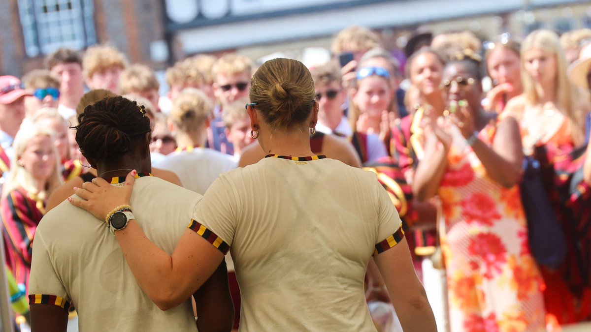ShiplakeCollege's tweet photo. Congratulations to Headington School on their win in the Prince Philip Challenge Trophy Final. Our Girlsโ Eight raced with courage, composure and determination, and we couldnโt be prouder of all theyโve achieved. #GoBees #ShiplakeRowing #HRR26 https://t.co/ivthNr2M2N