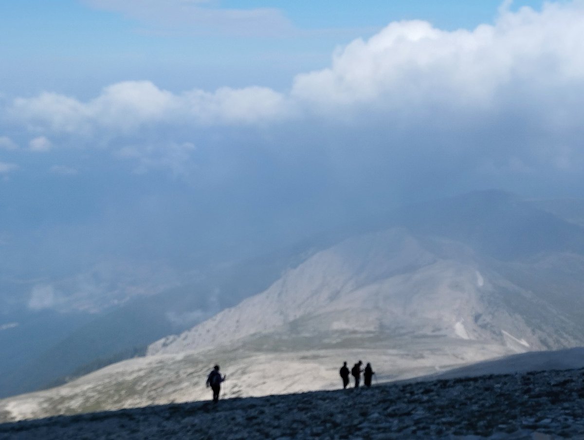 GerginJulide's tweet photo. Yüzüğü ateşe atmaya geldik.🗻🥾 https://t.co/VO52fFX2oc