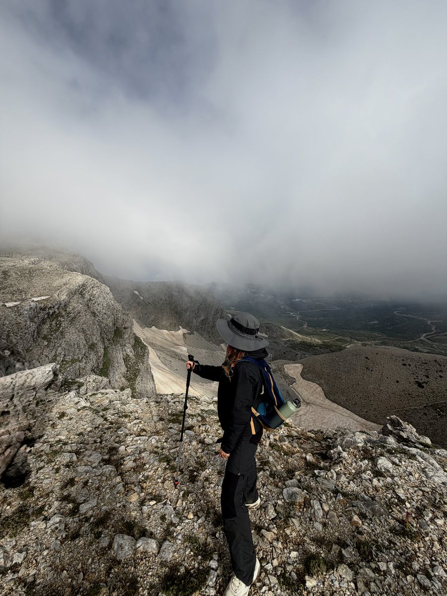 GerginJulide's tweet photo. Yüzüğü ateşe atmaya geldik.🗻🥾 https://t.co/VO52fFX2oc