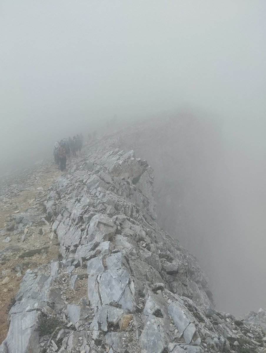 GerginJulide's tweet photo. Yüzüğü ateşe atmaya geldik.🗻🥾 https://t.co/VO52fFX2oc