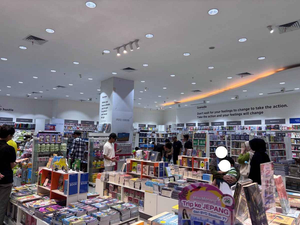 txtfrombook's tweet photo. Perbedaan traffic visit Gramedia &amp; Periplus https://t.co/0cPugZ9B0t