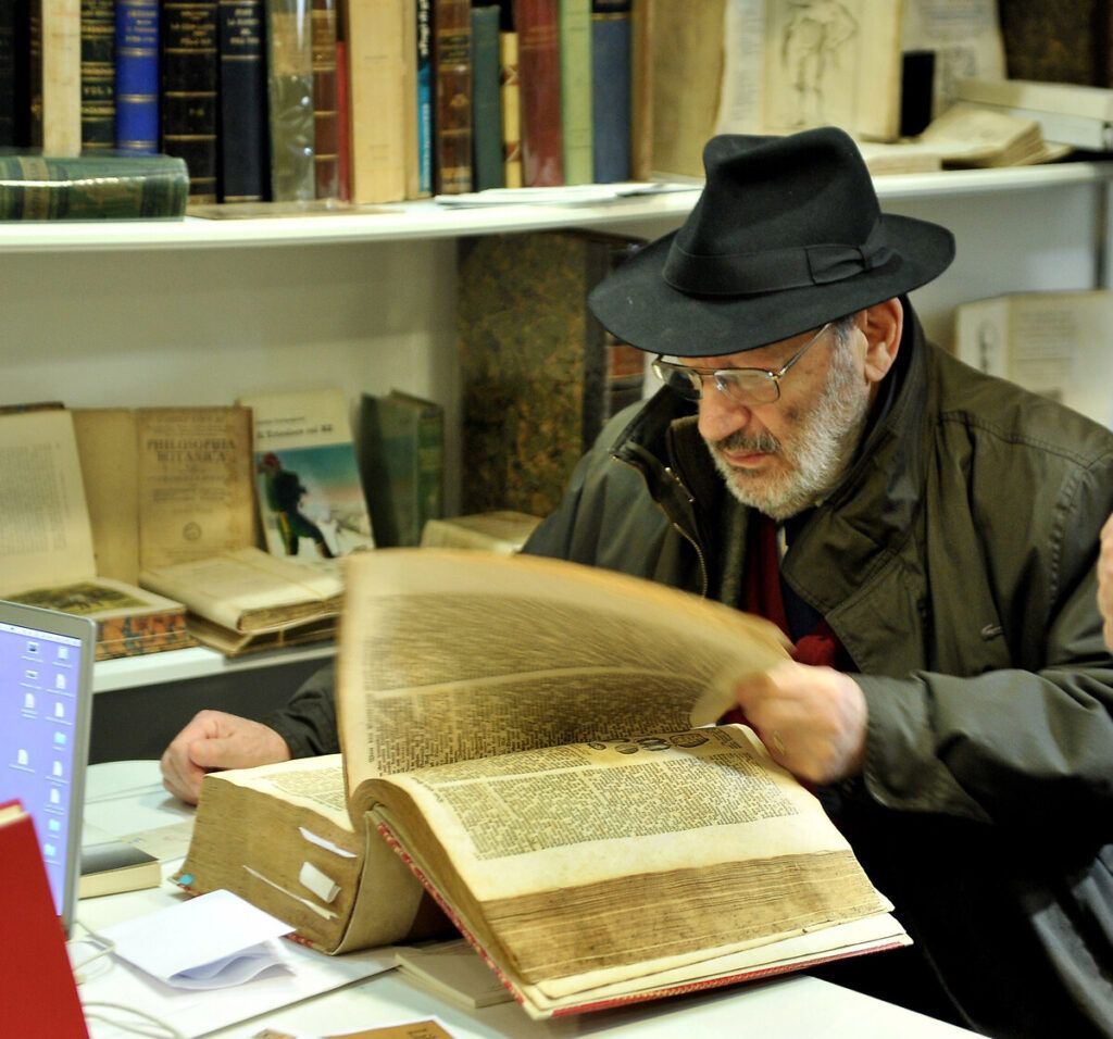 velevnews's tweet photo. Ölümünün üzerinden on yıl geçtikten sonra Umberto Eco'nun yaklaşık 32 bin kitaptan oluşan kişisel kütüphanesi ilk kez araştırmacıların ve okurların erişimine açıldı. Bologna Üniversitesi'nde kurulan Eco Kütüphanesi, yalnızca ünlü yazarın kitaplarını değil; raf düzeninden çalışma notlarına kadar düşünme ve yazma biçimini de koruyarak gelecek kuşaklara aktarmayı hedefliyor.

Detaylar @velevpress'te...
