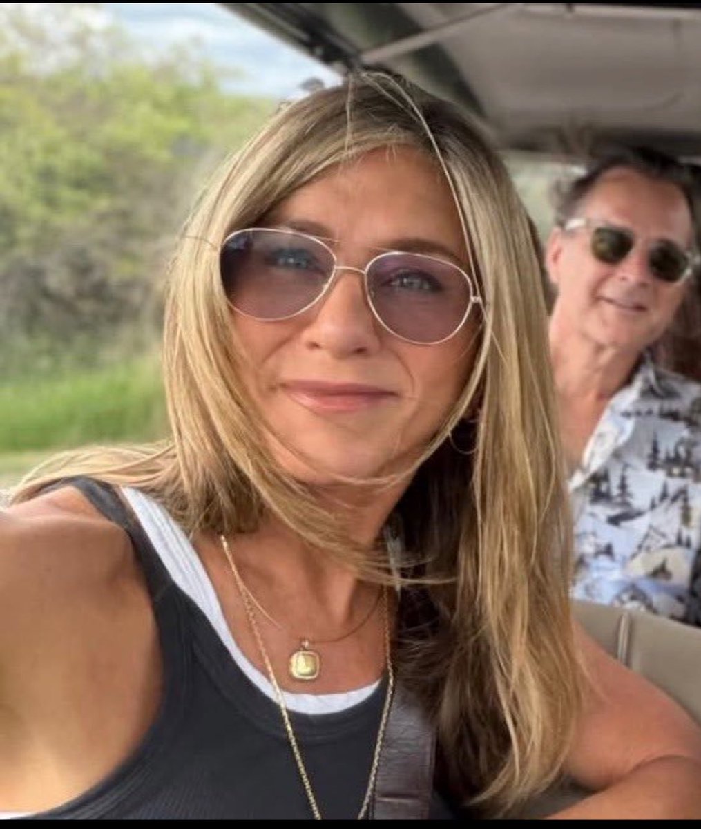 anrezinho's tweet photo. Would you accept a friend request from a 57 year old?
Asking for a friend ❤️❤️😘 #jenniferaniston https://t.co/Nj23JOAlLK