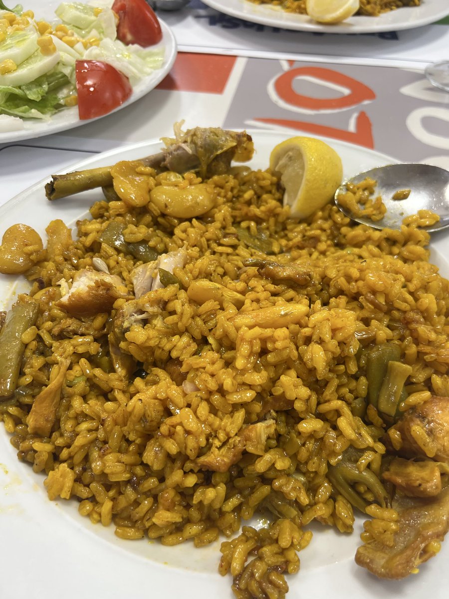 lahuchadelprofe's tweet photo. Acabo de vivir un momento de cuñadismo histórico.

Estaba acabando de comer en un restaurante de pueblo (la paella muy buena por cierto) y de repente ha entrado un hombre y ha ido corriendo a la barra. 

- Hombre random: ayuda, ayuda!
- Camarero: ¿qué necesitas?
- Hombre random: dame una cerveza fresquita que se me ha calentado el coche.

Se la ha dado y el hombre se ha ido corriendo y descojonándose. 

Viva España.