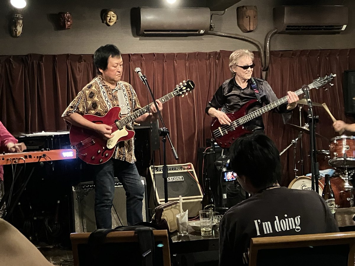 Takechan0903's tweet photo. 本日はこちらにお邪魔しております。

The Houserockers Of Yokohama  @野毛 Dolphy

飛びきりFunky で Jazzyな演奏に身を委ね、至福の時間を過ごしています😊😊😊🎶🎶🎶

誤入力があり、削除再投稿です🙇‍♀️ https://t.co/4ZAYeeJAkC