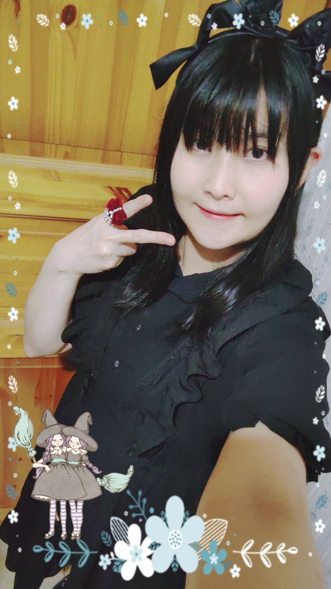 ren0102's tweet photo. 本日の吸血姫さん…✝

最近、自撮りをすることが減ったので
凄く久しぶりな気がする🤣
今日はバイト後&amp;雨だったので
ちょっとラフめなコーデ

KC @RibbonBox_kirin 
BL Secret Honey
SK @mihomatsuda 
ring @lovrep_aya 

写真撮って思ったけど
黒いアリスみたいじゃない？🤣
(気のせいです) https://t.co/nJxppfXSFt