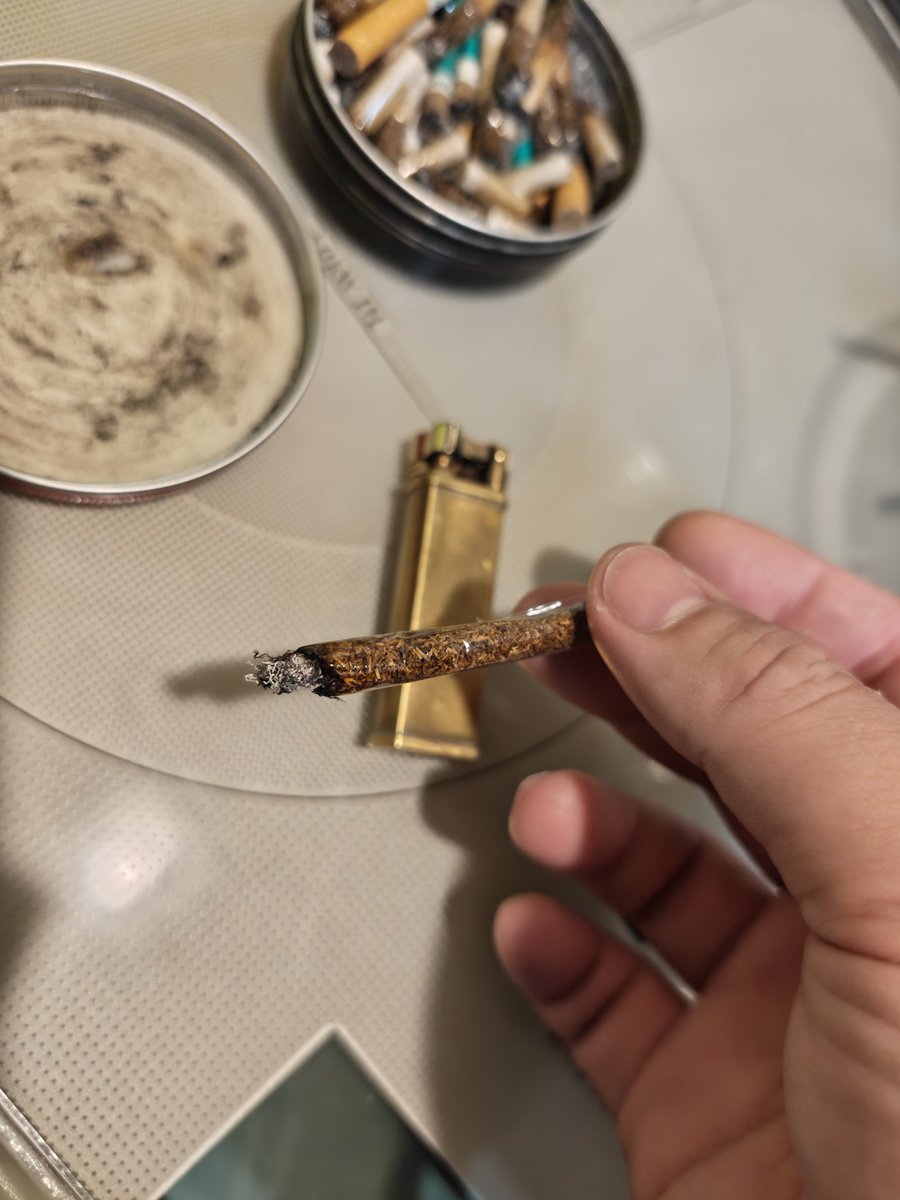 vaperchard's tweet photo. 手巻きがデフォになりつつあってまずい
非常にまずい

にしても、セルロースペーパーは巻きやすいなぁ https://t.co/vgANFWJe7D