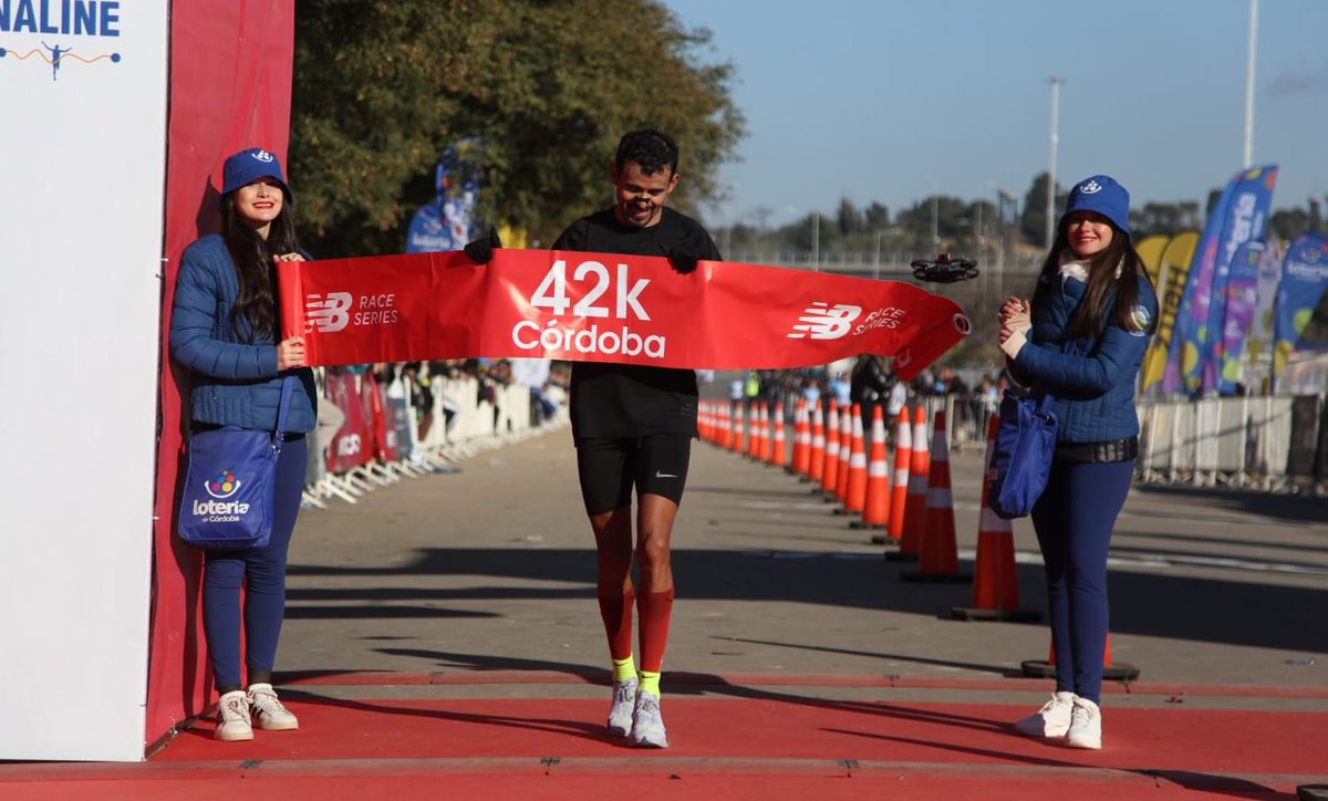 MuniCba's tweet photo. 🥇 Pedro "Tucu" Gómez rompió su marca del 2025 y ganó por segundo año consecutivo la categoría masculina de 42K. 

Seguí en vivo la transmisión acá https://t.co/hvmoYBKvGG

#NB24K
#MaratónCBA2026 https://t.co/hySrmzHoLX