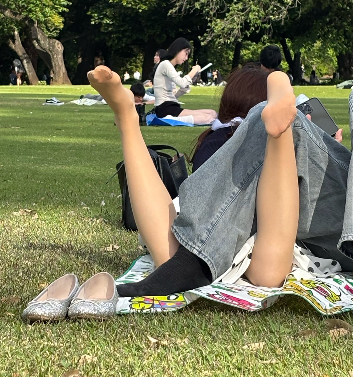 AshimotoHimitsu's tweet photo. #靴下 #靴下フェチ #靴脱ぎ #足裏 #ストッキング #タイツ #美脚 #脚フェチ #pantyhose #stockings #nylons https://t.co/95wXCgq3dV