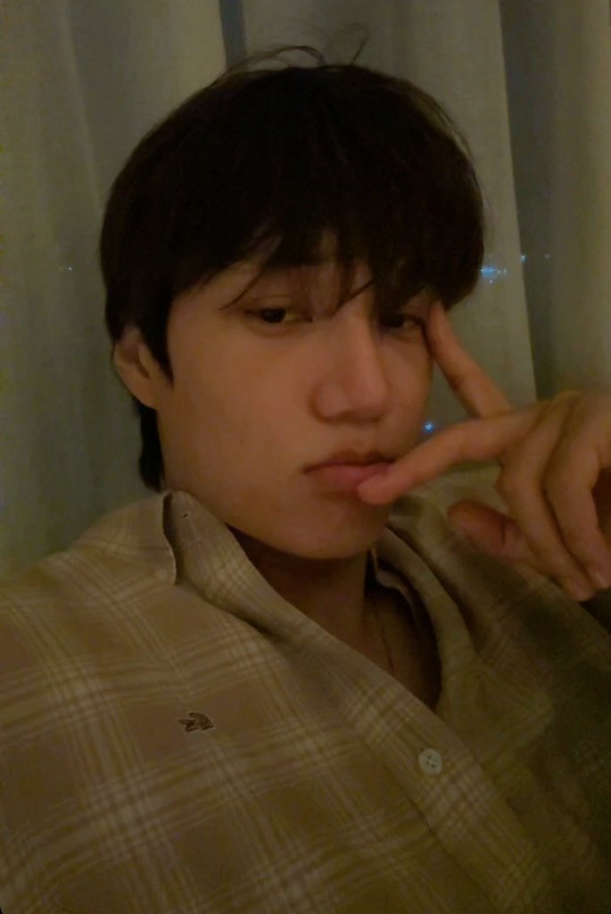 KJSLOOK's tweet photo. This cutie https://t.co/VSeqHrTqfk