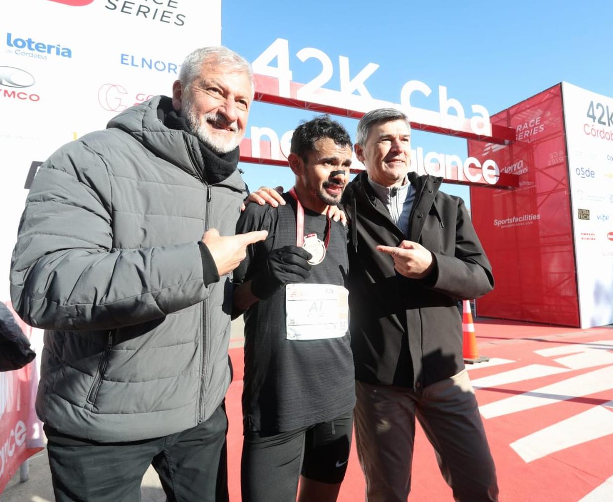 MuniCba's tweet photo. 🥇 Pedro "Tucu" Gómez rompió su marca del 2025 y ganó por segundo año consecutivo la categoría masculina de 42K. 

Seguí en vivo la transmisión acá https://t.co/hvmoYBKvGG

#NB24K
#MaratónCBA2026 https://t.co/hySrmzHoLX
