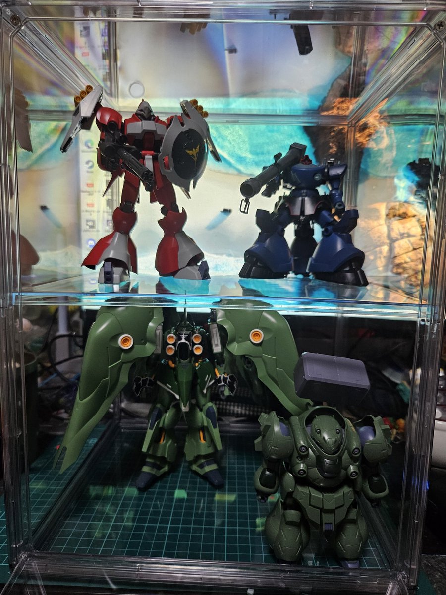 tatsuwon_n's tweet photo. 前に買ったフィギュアケースを置く場所が出来たからお気に入りガンプラ入れてみた🤗
クシャトリヤがでかくてギリギリやったけど入ったわ🤣
ヤクト・ドーガカッコいいけど写真暗くて良くわからんな🤣
何日かしたら他のガンプラと入れ替えて飾ってあげよう✨

#ガンプラ https://t.co/eIZPDqcdLA