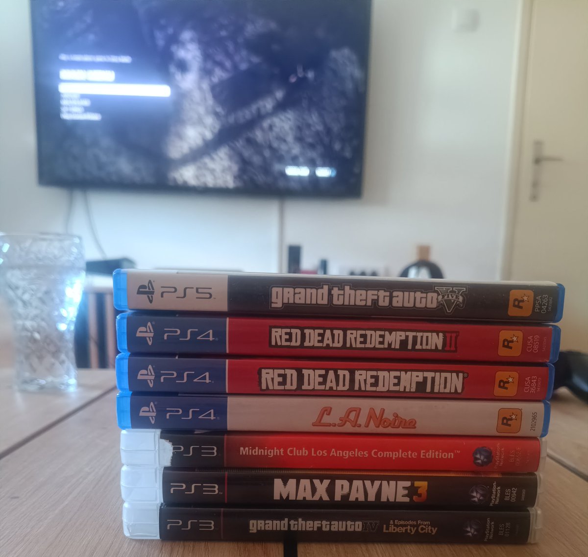 kovac000's tweet photo. PHYSICAL MEDIA FOREVER

and fuck you Rockstar Games for that code in a box bullshit https://t.co/Gd2aTZEw9g
