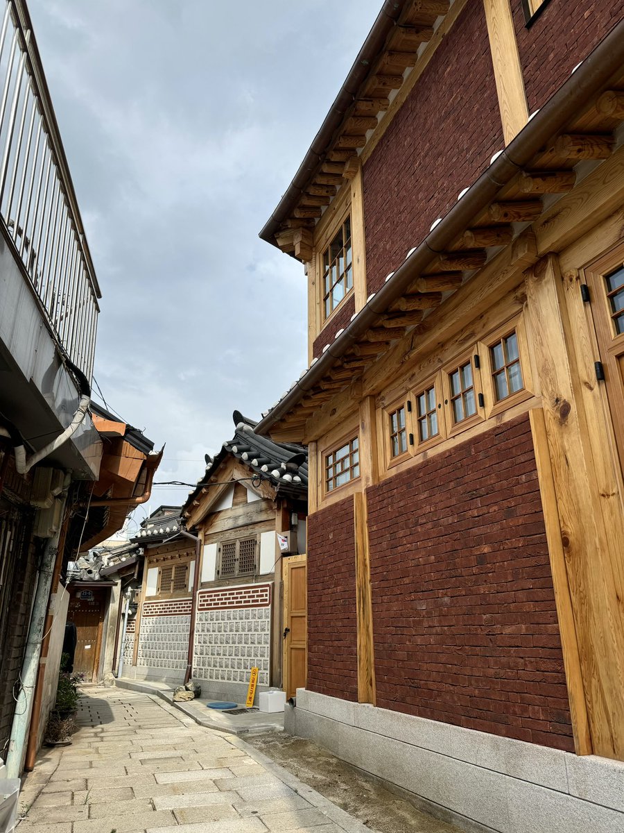 tripmaster_mzn's tweet photo. 【韓国ワーホリ② 89日目】
雨予報だったけど晴れ女パワーを発揮したワーホリ友達たちと서촌開拓🚶‍♀️韓屋やおしゃれなお店も多くて歩いているだけでも楽しかった✨リストに入れていたカフェも雰囲気が良くて大満足💯カフェをはしごしたあとしゃぶしゃぶ食べて大雨に降られることもなく天気にも恵まれた😙 https://t.co/xlMNXEoPqF