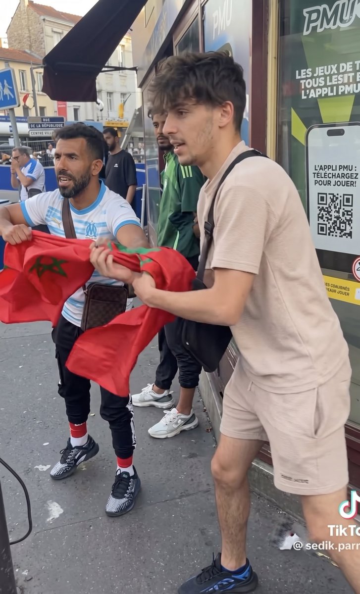 HAMZAPOST's tweet photo. 🚨🇲🇦🇫🇷 صورة واضحة للأشخاص اللي ظهروا وهم يحرقون العلم المغربي في فرنسا.

بغينا كلشي يبارطاجي حتى توصل الصورة للسلطات الفرنسية ويتطبق القانون.

حرق الراية المغربية استفزاز رخيص وماشي حرية تعبير.

الرد ماشي بالفوضى.

الرد بالتوثيق والتبليغ والشكايات القانونية.

العلم المغربي خط أحمر 🇲🇦

#المغرب #فرنسا #مغاربة_فرنسا #العلم_المغربي
