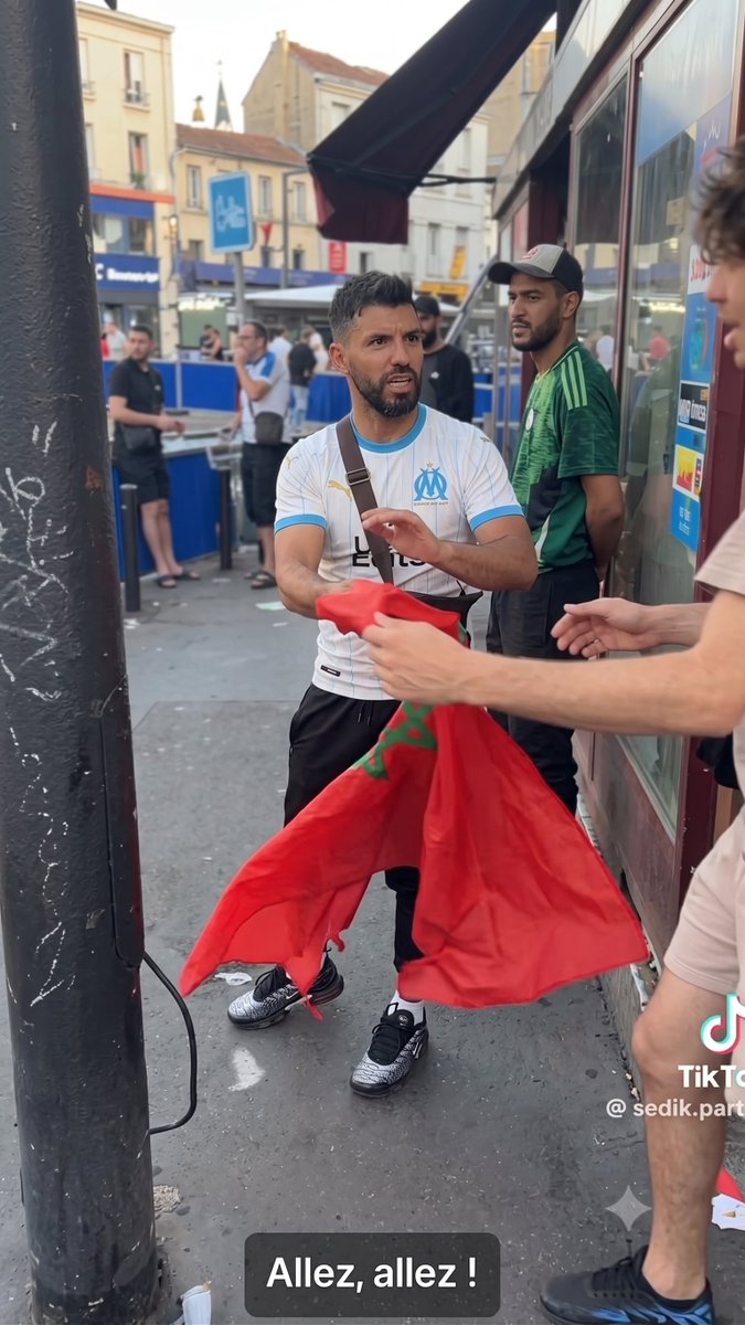 HAMZAPOST's tweet photo. 🚨🇲🇦🇫🇷 صورة واضحة للأشخاص اللي ظهروا وهم يحرقون العلم المغربي في فرنسا.

بغينا كلشي يبارطاجي حتى توصل الصورة للسلطات الفرنسية ويتطبق القانون.

حرق الراية المغربية استفزاز رخيص وماشي حرية تعبير.

الرد ماشي بالفوضى.

الرد بالتوثيق والتبليغ والشكايات القانونية.

العلم المغربي خط أحمر 🇲🇦

#المغرب #فرنسا #مغاربة_فرنسا #العلم_المغربي