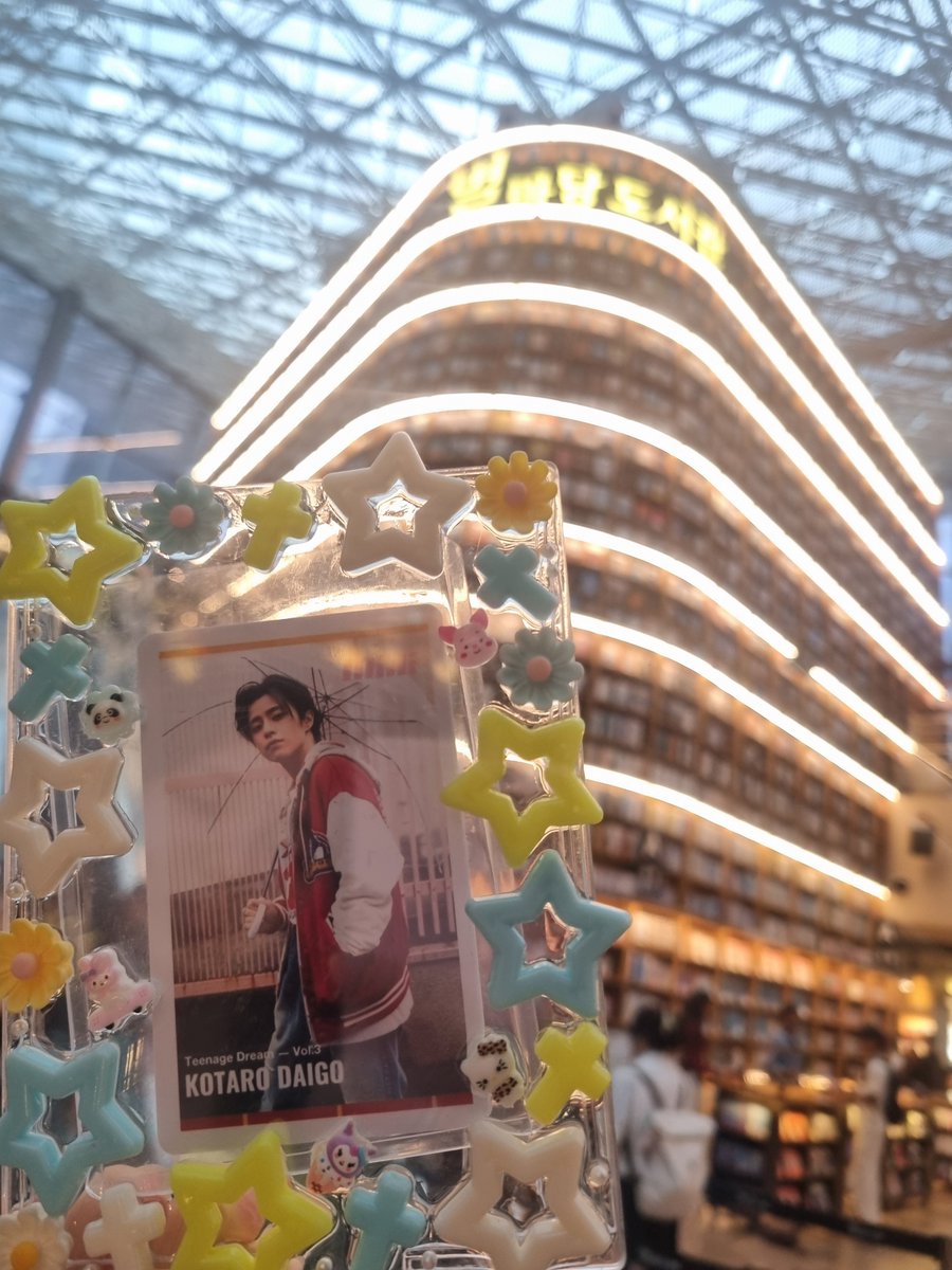 twinkle_daystar's tweet photo. 너무 귀엽고 소중한 다비짜응 @dabiayo 💖 이랑 ㄱr ㅂr! 도 다녀왔는데 ㄱr ㅂㅏl 도 샷은 없는 거 너무 욱겨 ㅋㅋㅋㅋ 인증샷 찍겠다고 둘 다 포카는 알뜰하게 챙겨와놓고ㅋㅋㅋㅋ 나중에 정신챙기고 이 인증샷이라도 찍어보겠다며 😅😅
빨리 다시 만나고 싶어요. 다비짜응도 코타도 🥰😍🎵 https://t.co/b6465dFuL6