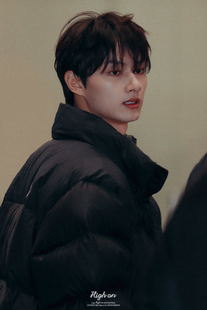 1006wnjh's tweet photo. he has the face and the actual talent of an actor 🤩 https://t.co/6nFu649hmO