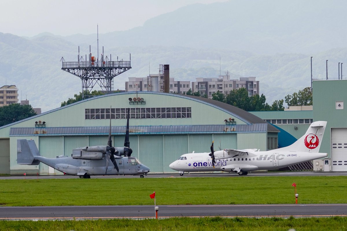 Bassman1192's tweet photo. 番外編
#これを見た人は2ショットを貼れ

米海兵隊オスプレイ🚁🇺🇸と旅客機✈️🇯🇵のご対面

#北海道エアシステム 
#JAL
#札幌丘珠空港 https://t.co/o5EJYJ7kbS