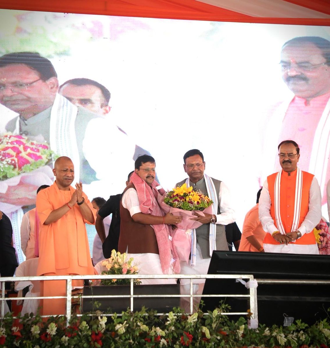 mppchaudhary's tweet photo. लखनऊ के राष्ट्र प्रेरणा स्थल में आयोजित 'शक्ति केंद्र संयोजक सम्मेलन' में भाजपा के माननीय राष्ट्रीय अध्यक्ष श्री नितिन नबीन जी, माननीय मुख्यमंत्री योगी आदित्यनाथ जी एवं राष्ट्रीय महामंत्री (संगठन) श्री बी.एल. संतोष जी के साथ सम्मिलित हुआ।

इस अवसर पर  मा. उपमुख्यमंत्री द्वय श्री केशव प्रसाद मौर्य जी व श्री ब्रजेश पाठक जी, महामंत्री (संगठन) श्री धर्मपाल सिंह जी, प्रदेश महामंत्री संजय राय जी एवं क्षेत्रीय अध्यक्ष श्री अवधेश द्विवेदी जी सहित पार्टी के पदाधिकारी एवं समर्पित कार्यकर्ता उपस्थित रहे। 

इस दौरान भारत माता को नमन किया, साथ ही एक पेड़ मां के नाम अभियान के तहत पौधारोपण किया।

#NitinNabinInUP
#TeamNitinNabin 
#UPWITHPANKAJCHAUDHARY

@NitinNabin 
@myogiadityanath
@blsanthosh 
@kpmaurya1 
@brajeshpathakup 
@idharampalsingh 
@sanjayraiupbjp 
@awdhesh4awadh 
@BJP4India @BJP4UP