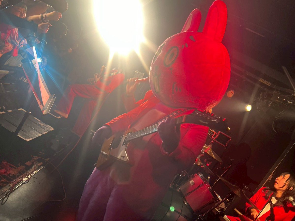 GNikukyu's tweet photo. 先日はフクッジマンズストアで池袋admにてギターを弾かせて頂きました🐇
衣装までご用意頂いたし本人降臨があったりなかなかの高カロリーなライブになったかと
にしてもみんな赤いスーツがお似合いでした、私だけクイズ100人に聞きましたの関口宏みたいな感じになっていたような😌 https://t.co/z3wLUcvFIA