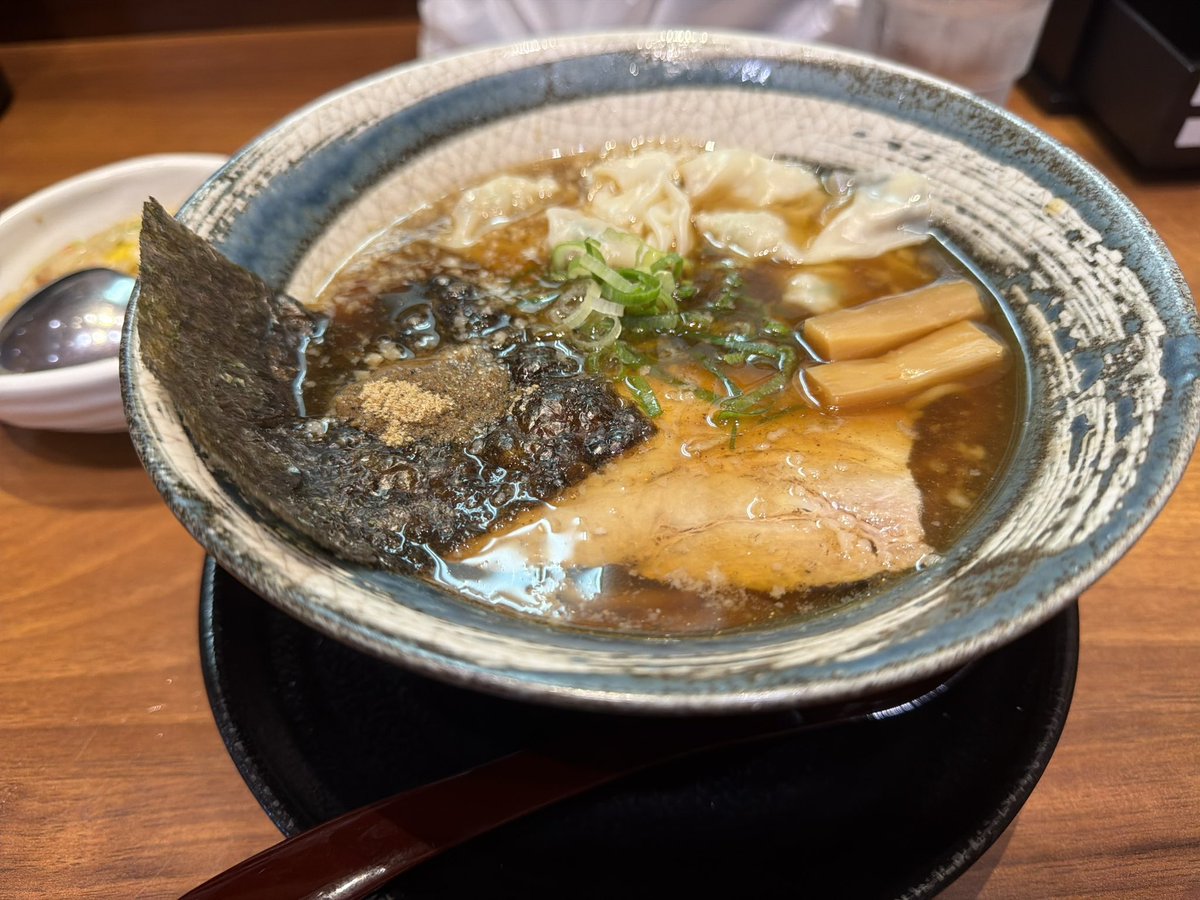 tagano822's tweet photo. 最近弁当生活だからどこのラーメン屋に行っても「久々」になるのだが今日の夕食は久々の無尽蔵さんへ。
俺はおそらく新メニューと思われる「あご出汁醤油ワンタン」を。
最近ハマってる豆乳が入ってる「豆乳みそ」も気になったけど嫁氏がチョイスしてたので一口いただいてどっちも美味くて良きだった https://t.co/7dzFLhR5dl