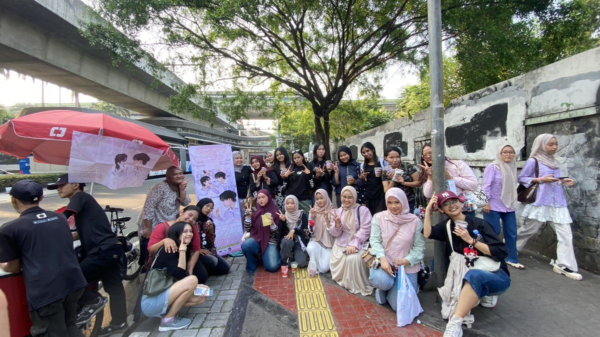 pedtageboyy's tweet photo. lemme take a moment to appreciate this event and say thank you to everyone 🥺💗🙇‍♀️

first of all, thank you so much buat semua yg udah super excited ngeramein event yang kita buat walaupun gue gabisa hadir di sana, seeing all your pics, videos, and happy faces literally made my day, rasanya seneng banget liat kalian enjoy 🥹 thank you for loving perthsanta and thank you for being part of this little project, it truly means the world to us 💗

thank you juga buat fanbase @perthsantaid @PerthClubINA @SantappINAClub yang udah mau collab dan nitip coffee buat anniversary project perthsanta. thank you for trusting us and for being such amazing fanbase. semoga next time kita bisa collab lagi ya 🤝💗

and last but definitely not least....my biggest thank you goes to my team, kakak' gue @azothinthetown @SNDuniverse @naravitttt @kurroimi @TaPpekeii dari hari pertama kita ngerjain ini, nyiapin semuanya dgn waktu yang super mepet wkwkwk. it wasn't easy, but we made it 🥹  i'm really really happy bisa bikin event ini bareng kalian, see you di next project ya! 🫶

once again, thank you everyone. i'm genuinely so happy sampe netesin air mata dikit HAHAHA banyak yang sayang pedta huhuhu 😭🤏 (mff lebay)

see you at our next event! until then, let's keep supporting perthsanta together and keep making more beautiful memories. thank you for making this project so special, love u all so much!! 🩷🙇‍♀️☹️

#PS2YearsWritteninOurOrbit 
#PerthSanta