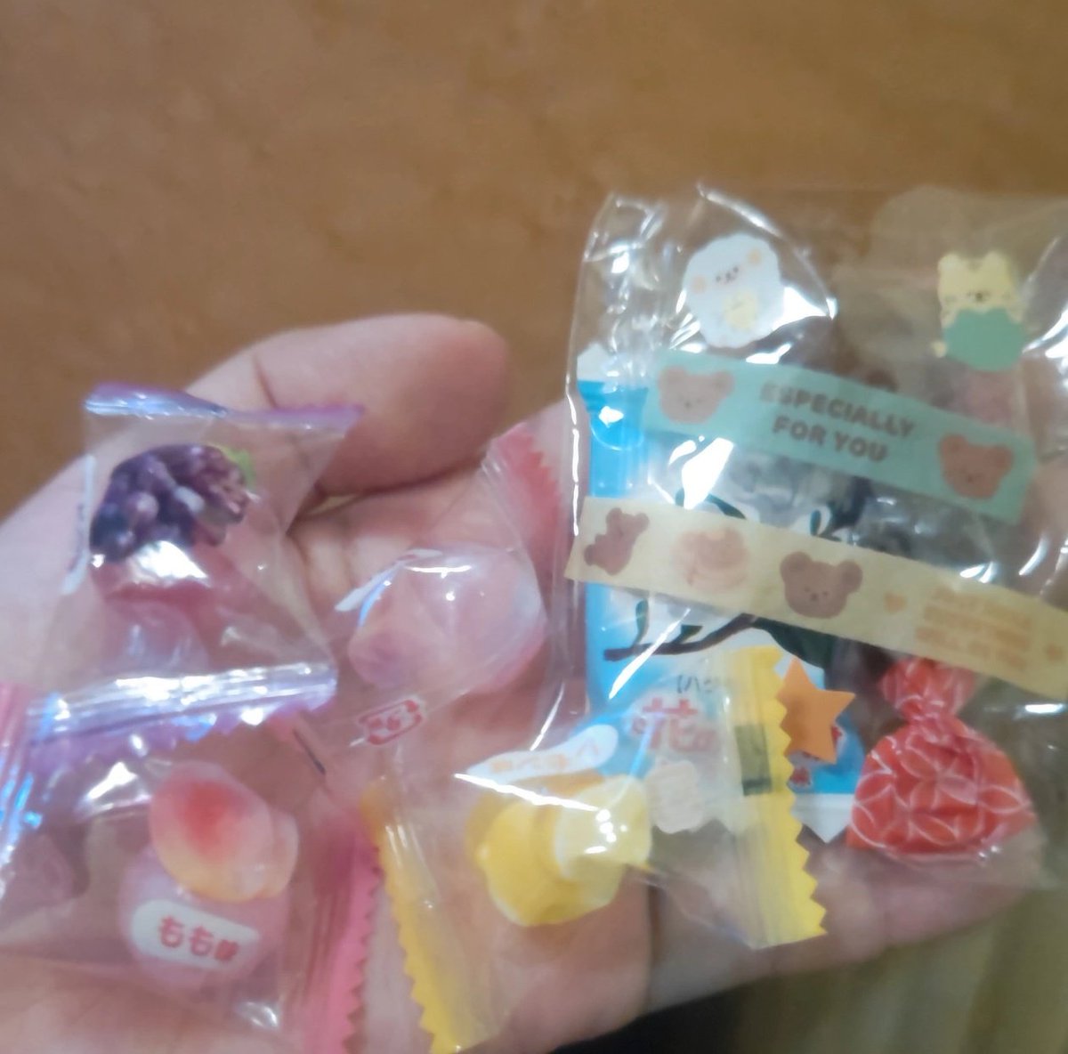 rara___0630's tweet photo. 2日目座席が隣の方が優しい方で始まる前にこれあげますと飴の詰め合わせ終わったあとにぶつかってしまったからと飴を4つ頂きました
ありがとうございます🙇🏻‍♀️⸒⸒
ぶつかってしまったのはこちらも同じで、それに騒ぎすぎてしまったのではないかと思っております。ごめんなさい
また会えたらいいな〜！ https://t.co/bsRmBFKgiW