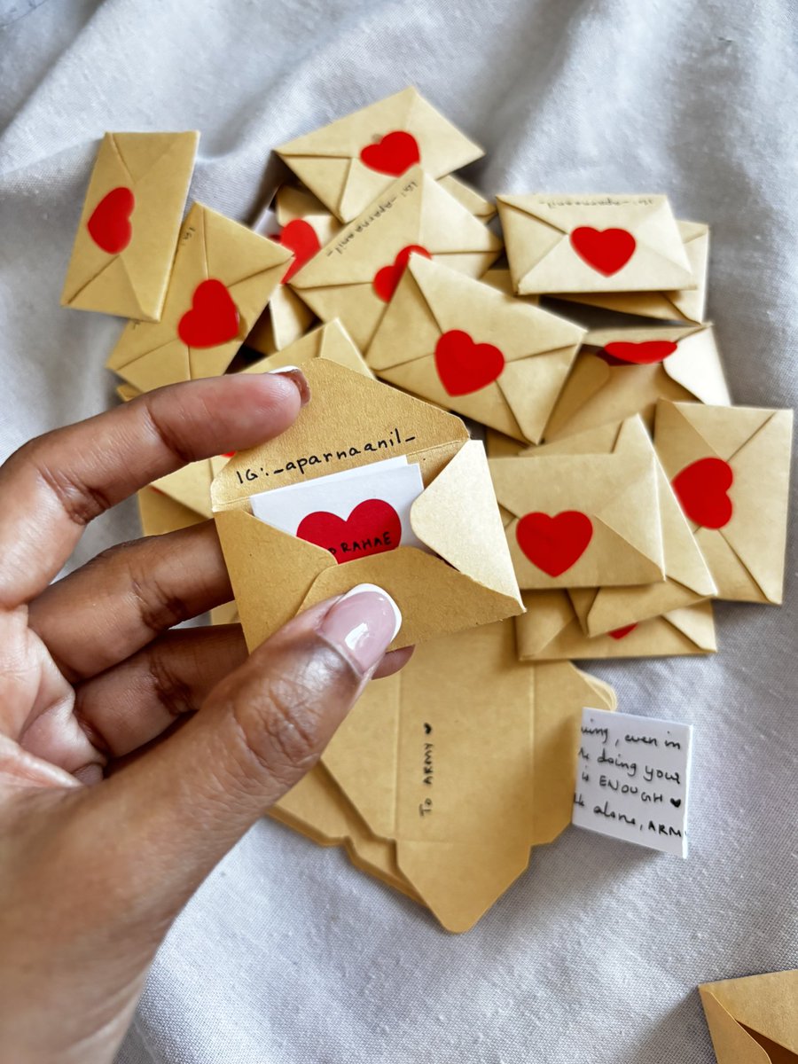 army93_7's tweet photo. Ami, I made 130 freebies for London Day 1 concert tomorrow! I hope you like them as much as I loved making it for you. Hope you find me there 💜
#BTS_ARIRANG #BTSLondonDay1 #BTSconcert
#BTSworldtour #BTSfreebies https://t.co/2Z1bwybVg0