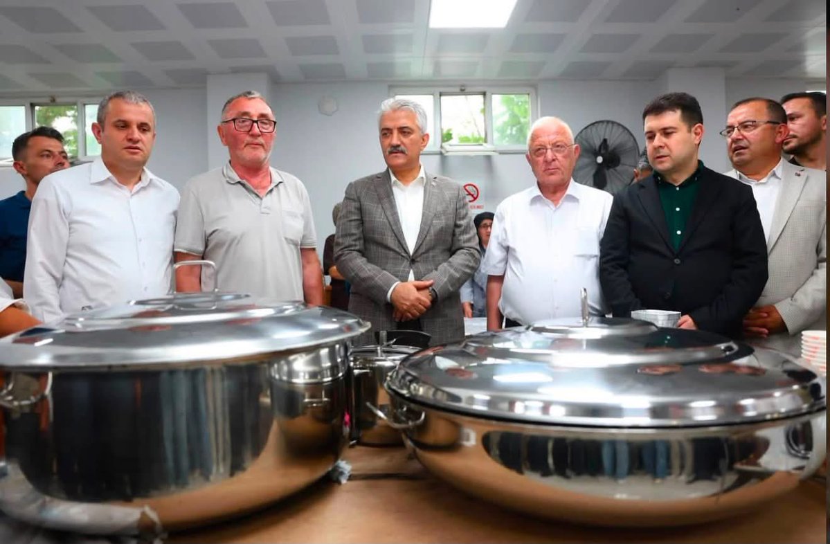 abdulkerimkaval's tweet photo. 📍Gölyaka

Hünkar Hacı Bektaş Veli Kültür Derneği tarafından Muharrem Ayı münasebetiyle düzenlenen geleneksel aşure programına iştirak ettik

Sayın Valimiz  Mehmet Makas’ın iştirak ettiği proğrama  hemşehrilerimizde yoğun ilgi gösterdi.￼￼ Muharrem ayının maneviyatında gerçekleşen buluşmamızda  birlik, beraberlik, kardeşlik, hoşgörü, dayanışma ve karşılıklı anlayış duygularımızı pekiştirdik. 

Bu vesile ile Bizleri canı gönülden ağırlayan Dernek Başkanı sayın Şaban Demirtaş’a ve kıymetli yönetimine, Muhtarlar Derneği Başkanı sayın Hasan Demircan  kardeşimize teşekkür eder , çalışmalarında muvaffakiyetler dilerim.

Cenabıhak, Ehlibeyt hürmetine, Hak erleri ve erenleri hürmetine Ülkemizde ve Düzcemizde dirliğimizi, birliğimizi, kardeşliğimizi zevalden muhafaza eylesin.(Amin)

Düzcenin Evladı 
#düzceninevladı