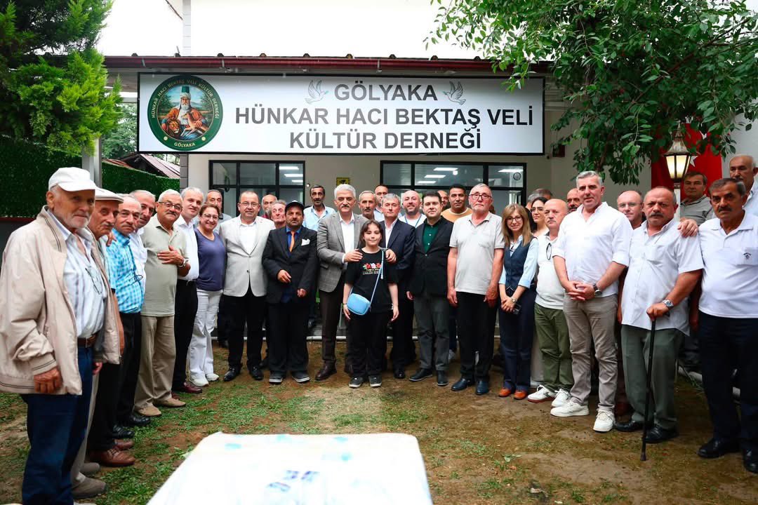 abdulkerimkaval's tweet photo. 📍Gölyaka

Hünkar Hacı Bektaş Veli Kültür Derneği tarafından Muharrem Ayı münasebetiyle düzenlenen geleneksel aşure programına iştirak ettik

Sayın Valimiz  Mehmet Makas’ın iştirak ettiği proğrama  hemşehrilerimizde yoğun ilgi gösterdi.￼￼ Muharrem ayının maneviyatında gerçekleşen buluşmamızda  birlik, beraberlik, kardeşlik, hoşgörü, dayanışma ve karşılıklı anlayış duygularımızı pekiştirdik. 

Bu vesile ile Bizleri canı gönülden ağırlayan Dernek Başkanı sayın Şaban Demirtaş’a ve kıymetli yönetimine, Muhtarlar Derneği Başkanı sayın Hasan Demircan  kardeşimize teşekkür eder , çalışmalarında muvaffakiyetler dilerim.

Cenabıhak, Ehlibeyt hürmetine, Hak erleri ve erenleri hürmetine Ülkemizde ve Düzcemizde dirliğimizi, birliğimizi, kardeşliğimizi zevalden muhafaza eylesin.(Amin)

Düzcenin Evladı 
#düzceninevladı