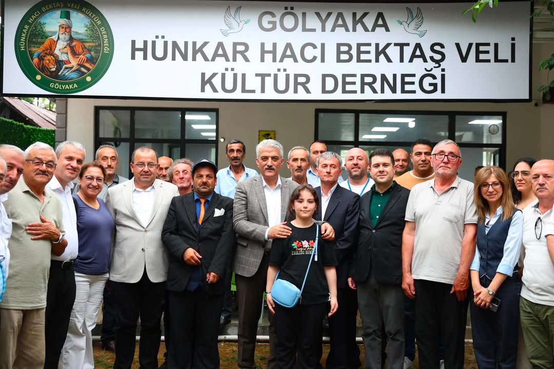 abdulkerimkaval's tweet photo. 📍Gölyaka

Hünkar Hacı Bektaş Veli Kültür Derneği tarafından Muharrem Ayı münasebetiyle düzenlenen geleneksel aşure programına iştirak ettik

Sayın Valimiz  Mehmet Makas’ın iştirak ettiği proğrama  hemşehrilerimizde yoğun ilgi gösterdi.￼￼ Muharrem ayının maneviyatında gerçekleşen buluşmamızda  birlik, beraberlik, kardeşlik, hoşgörü, dayanışma ve karşılıklı anlayış duygularımızı pekiştirdik. 

Bu vesile ile Bizleri canı gönülden ağırlayan Dernek Başkanı sayın Şaban Demirtaş’a ve kıymetli yönetimine, Muhtarlar Derneği Başkanı sayın Hasan Demircan  kardeşimize teşekkür eder , çalışmalarında muvaffakiyetler dilerim.

Cenabıhak, Ehlibeyt hürmetine, Hak erleri ve erenleri hürmetine Ülkemizde ve Düzcemizde dirliğimizi, birliğimizi, kardeşliğimizi zevalden muhafaza eylesin.(Amin)

Düzcenin Evladı 
#düzceninevladı